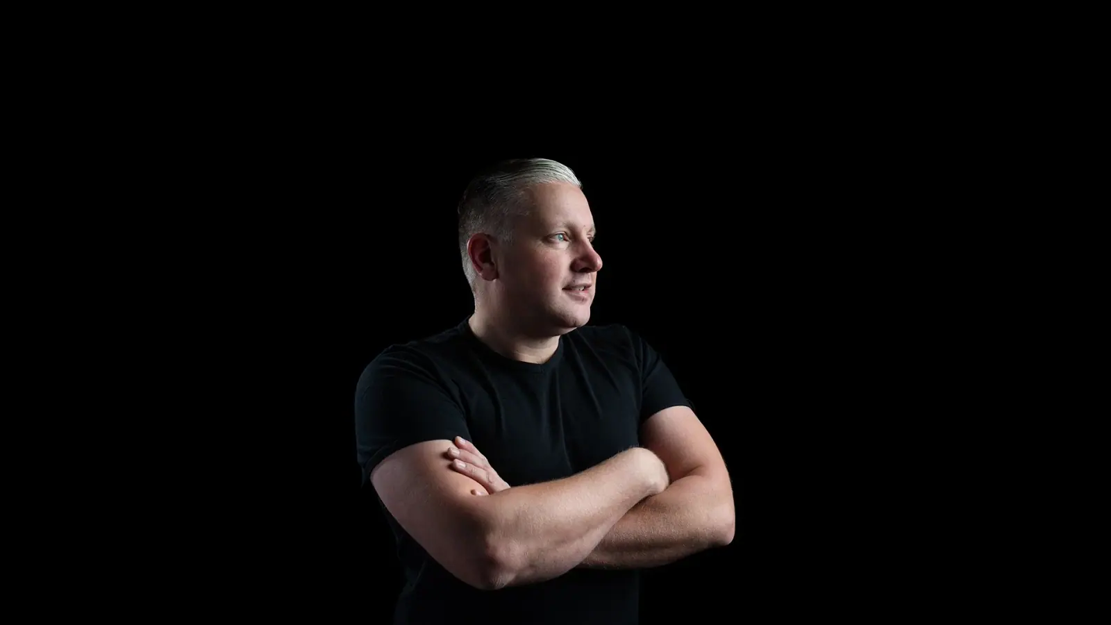 Erik van den Brand, interieurbouwer en docent, met de armen over elkaar